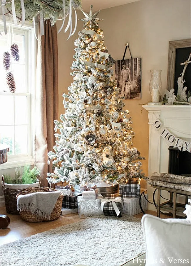 https://hymnsandverses.com/wp-content/uploads/2013/12/Christmas-Living-Room-Flocked-Tree-1.jpg.webp