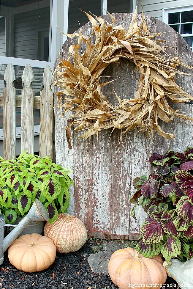 A FALL CORN HUSK WREATH - FARMHOUSE FUN