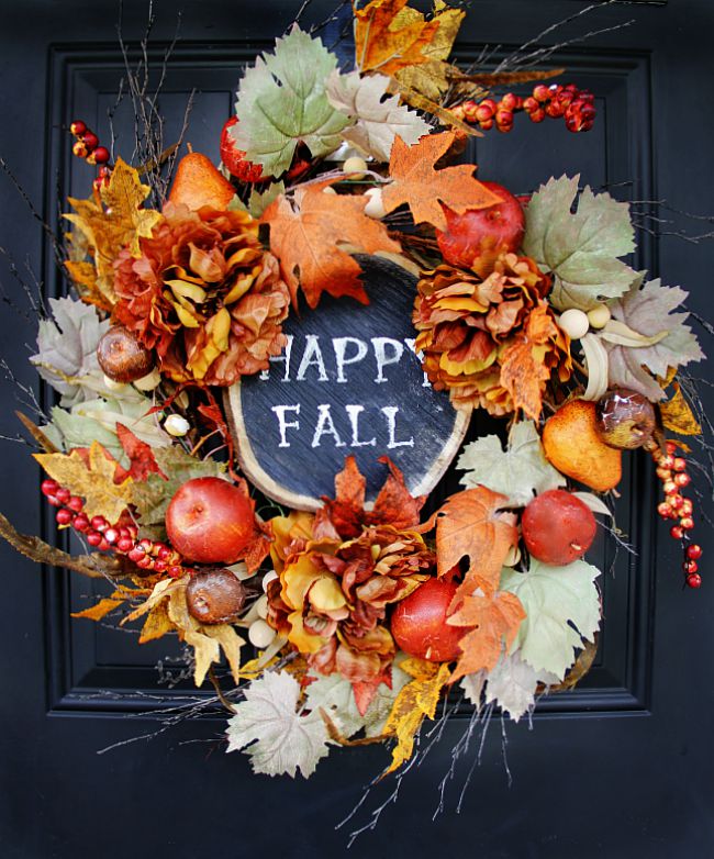 wreath-chalkboard-wood-slice - DIY Fall Leaf Ideas