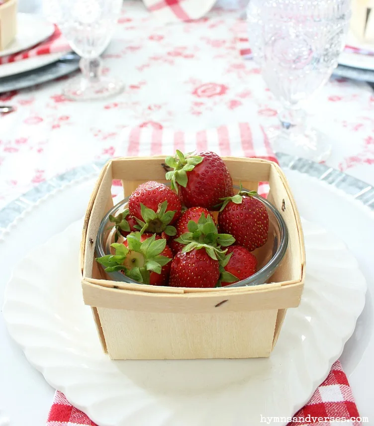 Vintage Style - Strawberry Basket Place Setting