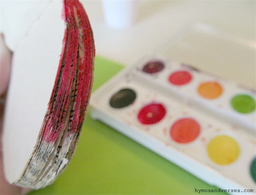 Painting the edges of the book page apple