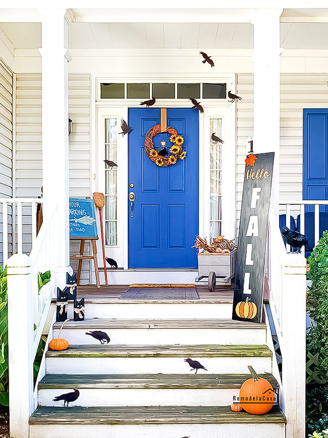 Halloween Front Porch - RemodelaCasa