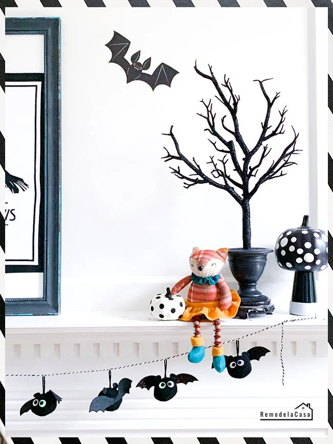 Black and White Halloween Mantel - RemodelaCasa