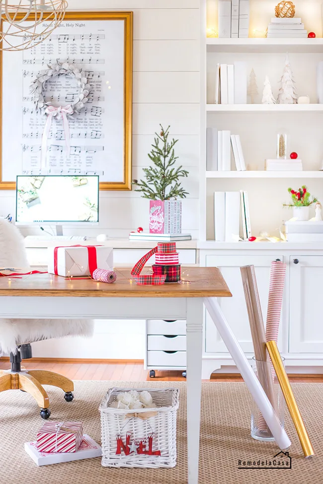 Home Office Decorated for Christmas - RemodelaCasa