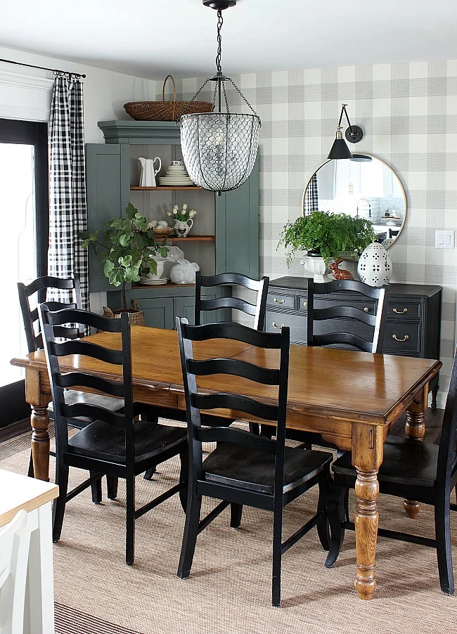 Spring dining room in black, white and green