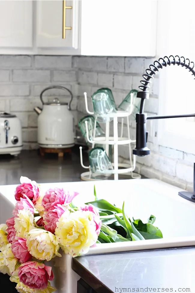 Farmhouse sink with flowers