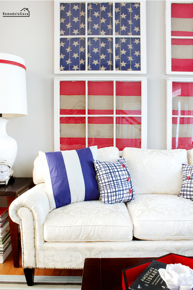 Red, white and blue living room - RemodelaCasa