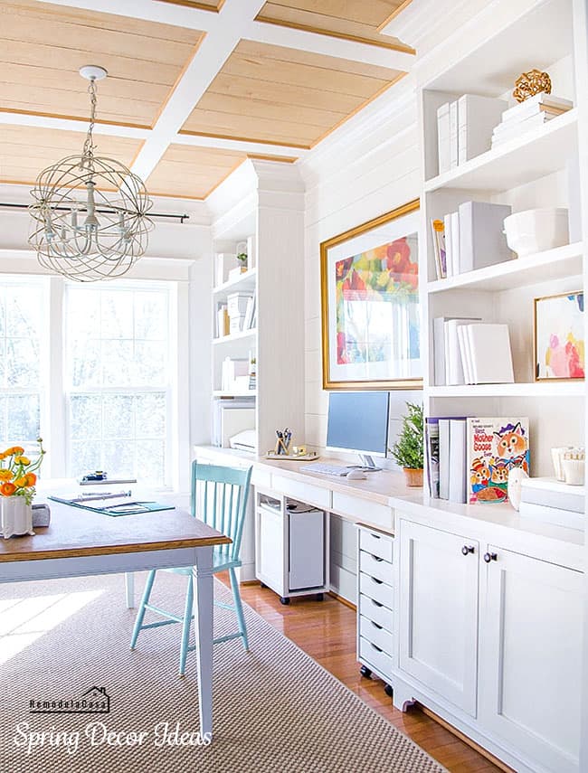 Light and bright home office decorated for spring - RemodelaCasa